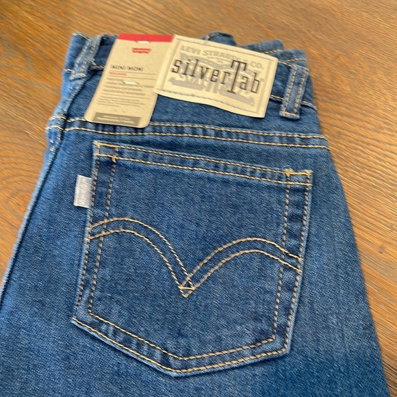 🎉HP🎉Levi’s Silver Tab Mini Mom jeans. Size 8 reg. - Picture 11 of 11